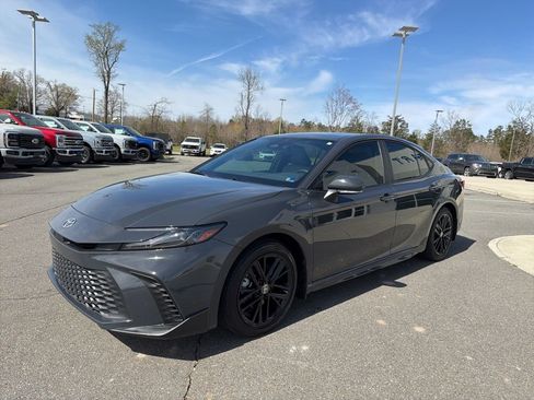Used 2025 Toyota Camry SE image 7