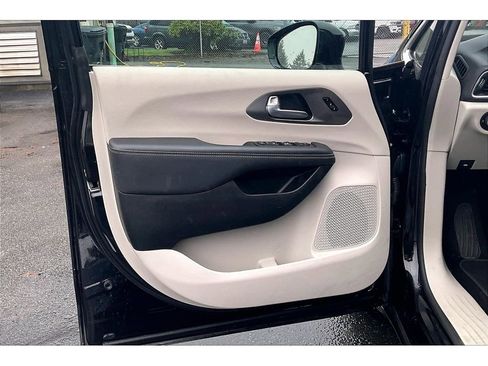 Used 2024 Chrysler Pacifica Touring-L image 23