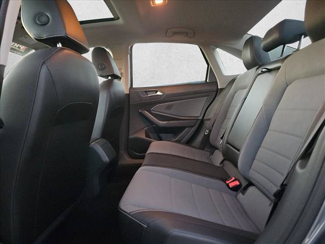Used 2025 Volkswagen Jetta SE FWD image 19