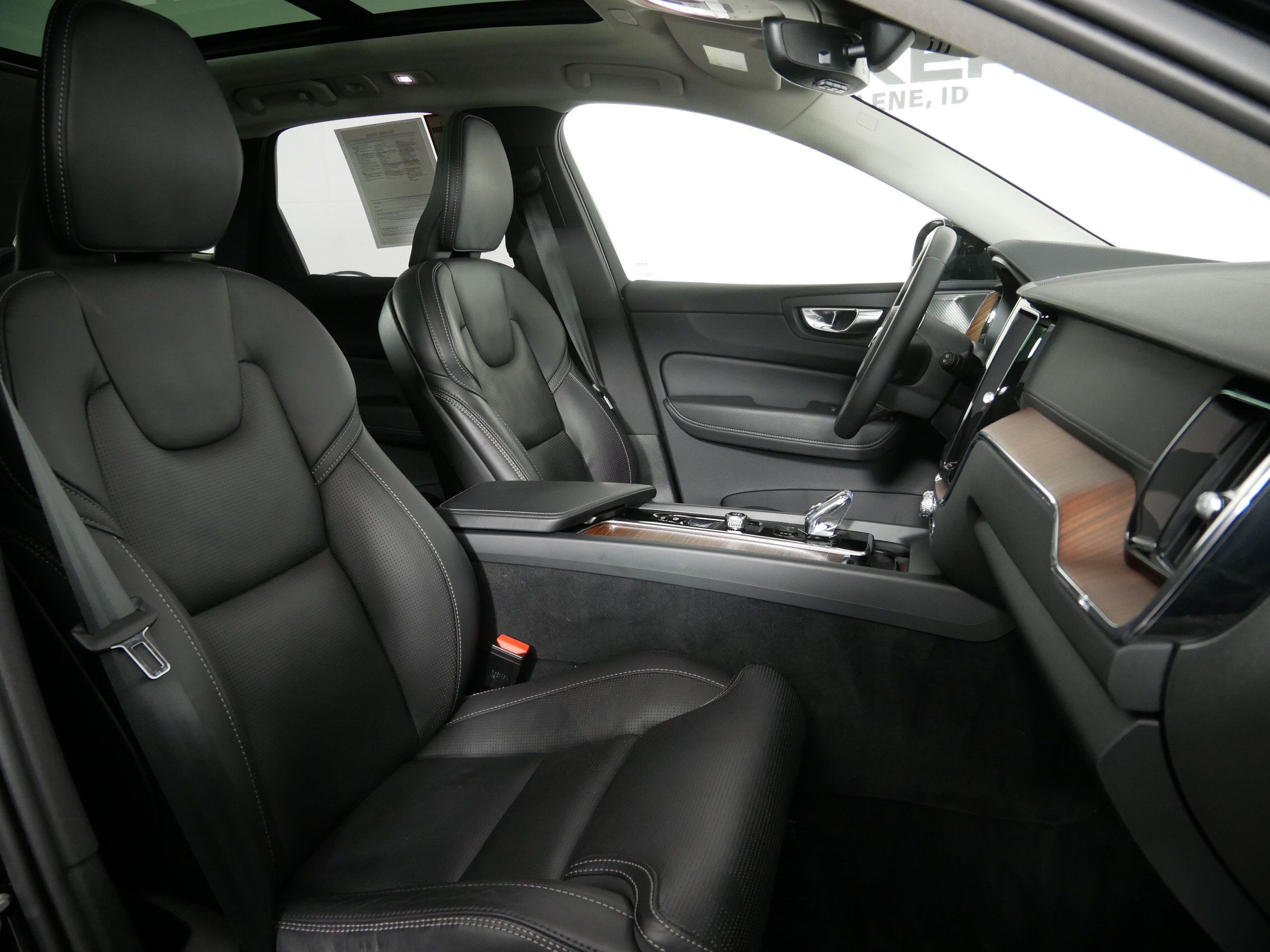 Used 2024 Volvo XC60 T8 Ultimate AWD/4WD image 16