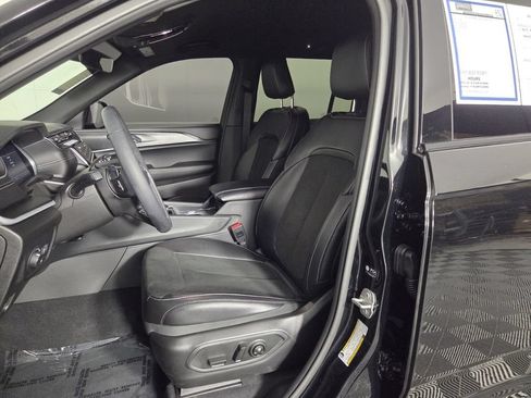 Used 2025 Jeep Grand Cherokee Altitude RWD image 10