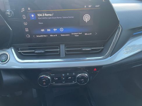 Used 2025 Chevrolet Trax LT w/ LT Convenience Package image 17