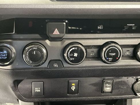 Used 2016 Toyota Tacoma TRD Sport image 33