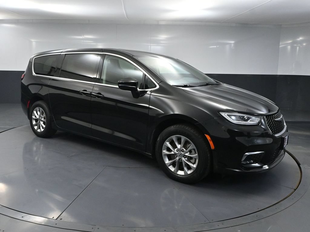 Used 2023 Chrysler Pacifica Touring-L AWD/4WD image 1