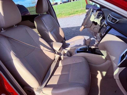 Used 2015 Nissan Rogue SL w/ SL Premium Package image 16