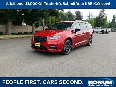 Used 2025 Chrysler Pacifica Select w/ Fav Edition Package