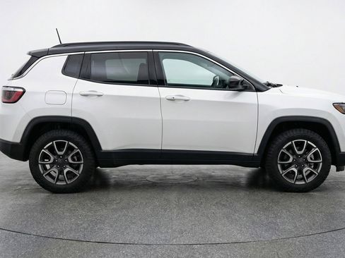 Used 2025 Jeep Compass Trailhawk image 11
