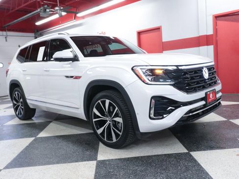 Used 2024 Volkswagen Atlas SEL Premium R-Line image 2