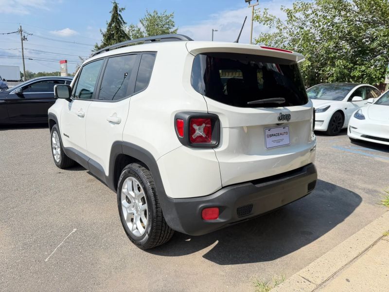 Used 2017 Jeep Renegade Latitude FWD image 8