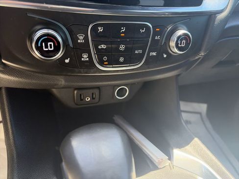 Used 2023 Chevrolet Traverse LT AWD/4WD image 18