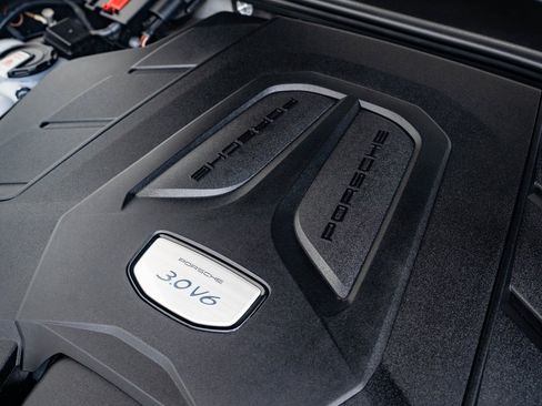 Used 2023 Porsche Cayenne Platinum Edition image 35