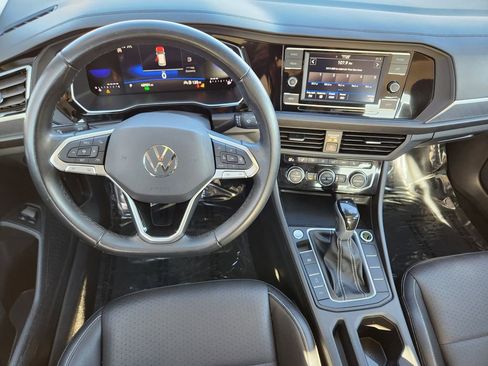 Used 2024 Volkswagen Jetta SE image 2