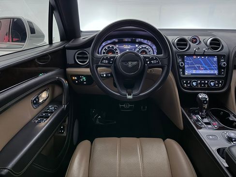 Used 2018 Bentley Bentayga image 33