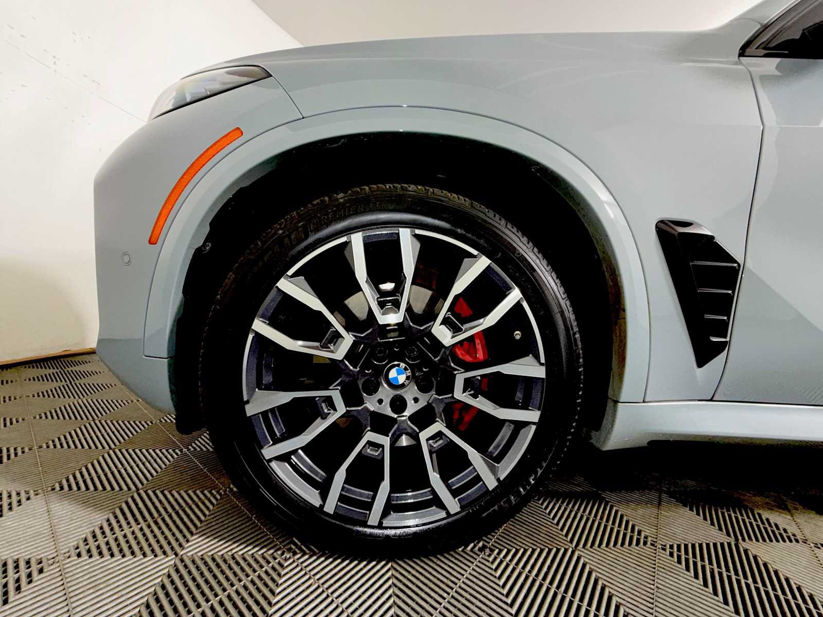 Used 2024 BMW X5 xDrive40i w/ M Sport Package AWD/4WD image 8