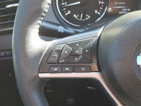 Used 2017 Nissan Rogue SV image 20