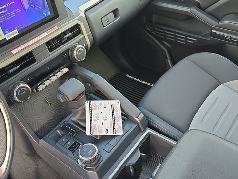 Used 2025 Toyota Tacoma TRD Sport image 25