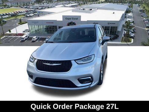 Used 2023 Chrysler Pacifica Touring-L image 3