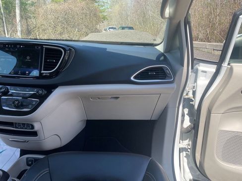Used 2023 Chrysler Pacifica Touring-L FWD image 30