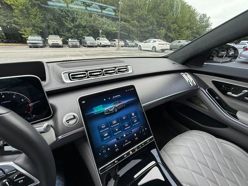 Used 2022 Mercedes-Benz S 580 4MATIC Sedan w/ AMG Line Package image 26