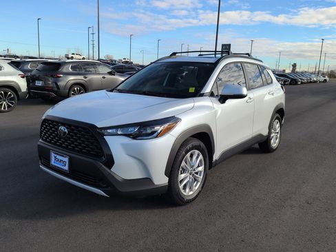 Used 2023 Toyota Corolla Cross LE image 3