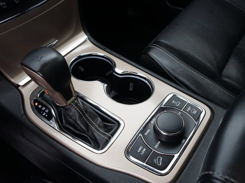 Used 2017 Jeep Grand Cherokee Overland AWD/4WD image 23