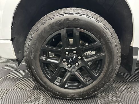 Used 2025 Chevrolet Silverado 1500 RST AWD/4WD image 35