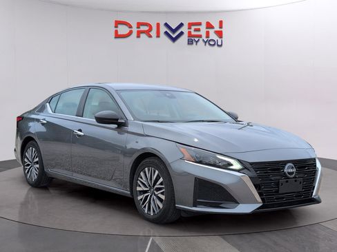 Used 2025 Nissan Altima 2.5 SV FWD image 7