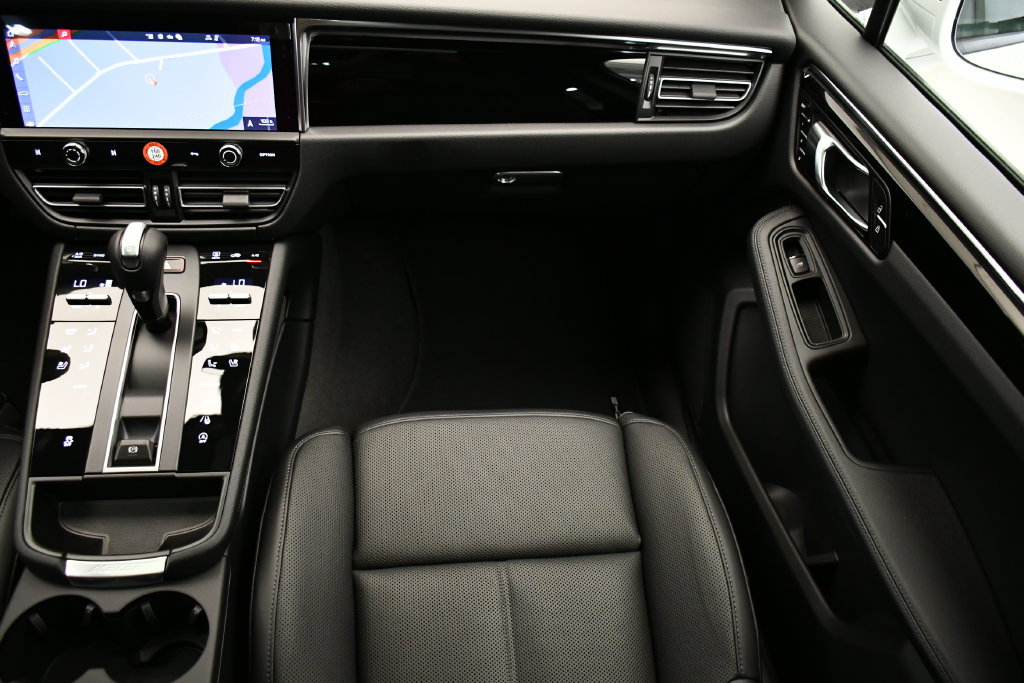 Certified 2026 Porsche Macan Turbo AWD/4WD image 25