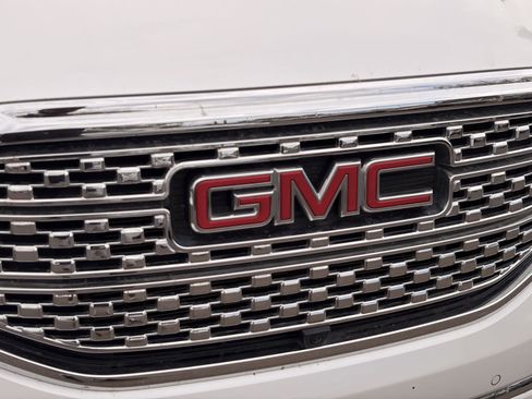 Used 2018 GMC Acadia Denali w/ Technology Package FWD image 4