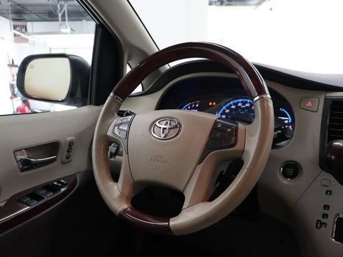 Used 2013 Toyota Sienna Limited w/ Premium Pkg FWD image 37