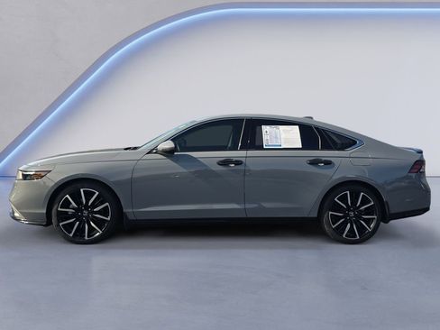 Used 2023 Honda Accord Touring image 2