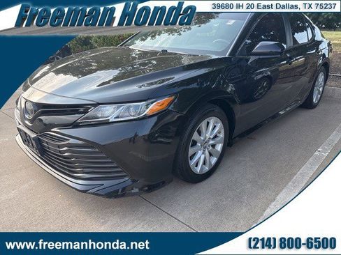 Used 2018 Toyota Camry LE image 1