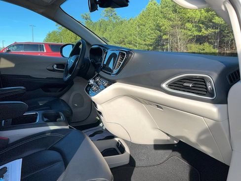 Used 2024 Chrysler Pacifica Touring-L image 23