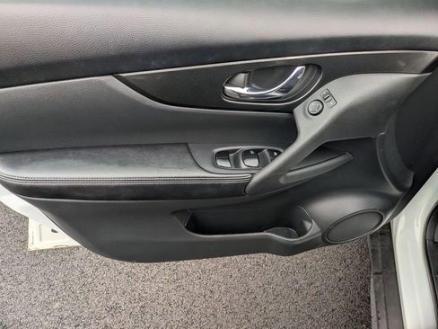 Used 2017 Nissan Rogue SV w/ Sun & Sound Touring Package image 9