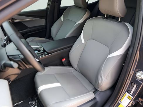 Used 2025 Toyota Camry SE w/ Convenience Package FWD image 10