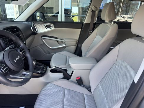 Used 2023 Kia Soul LX FWD image 4