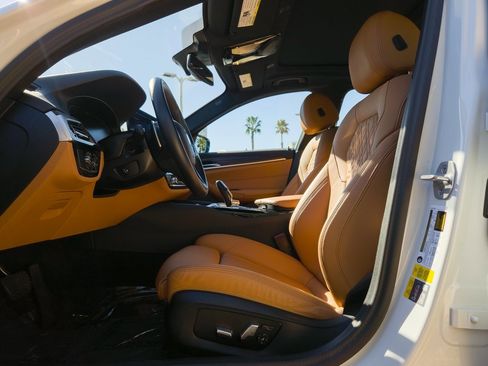 Used 2023 BMW 530e w/ Premium Package image 10