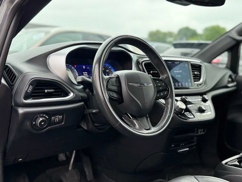 Used 2020 Chrysler Pacifica Limited FWD image 11