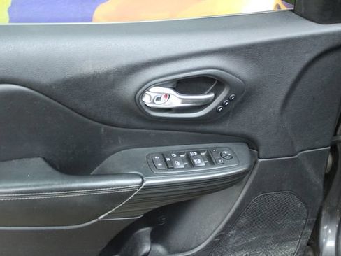 Used 2016 Jeep Cherokee Limited w/ Luxury Group AWD/4WD image 13