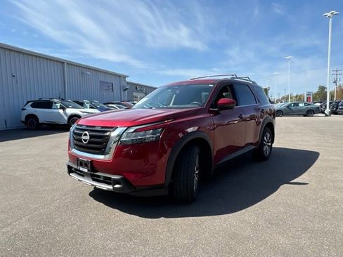 Used 2024 Nissan Pathfinder SL AWD/4WD image 31