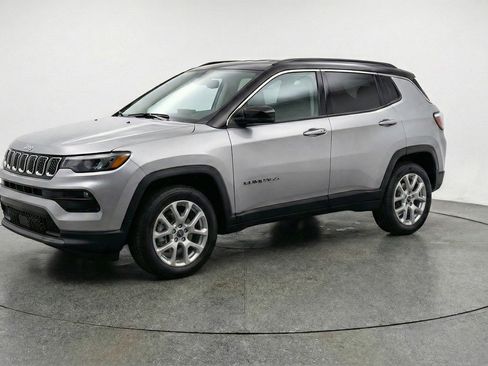Used 2025 Jeep Compass Limited AWD/4WD image 3