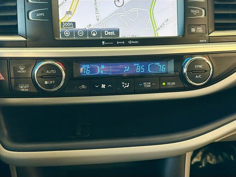 Used 2017 Toyota Highlander XLE image 24