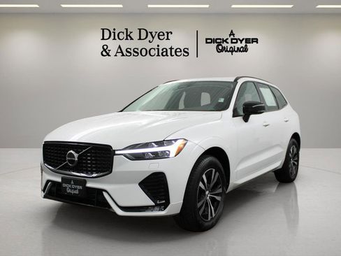 Certified 2025 Volvo XC60 B5 Core image 11