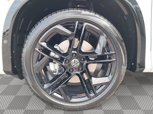 New 2025 Volkswagen Tiguan SE R-Line image 10