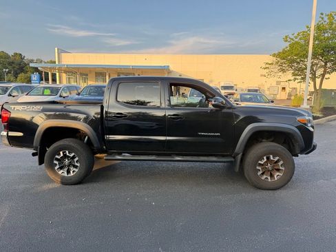 Used 2018 Toyota Tacoma TRD Off-Road AWD/4WD image 2