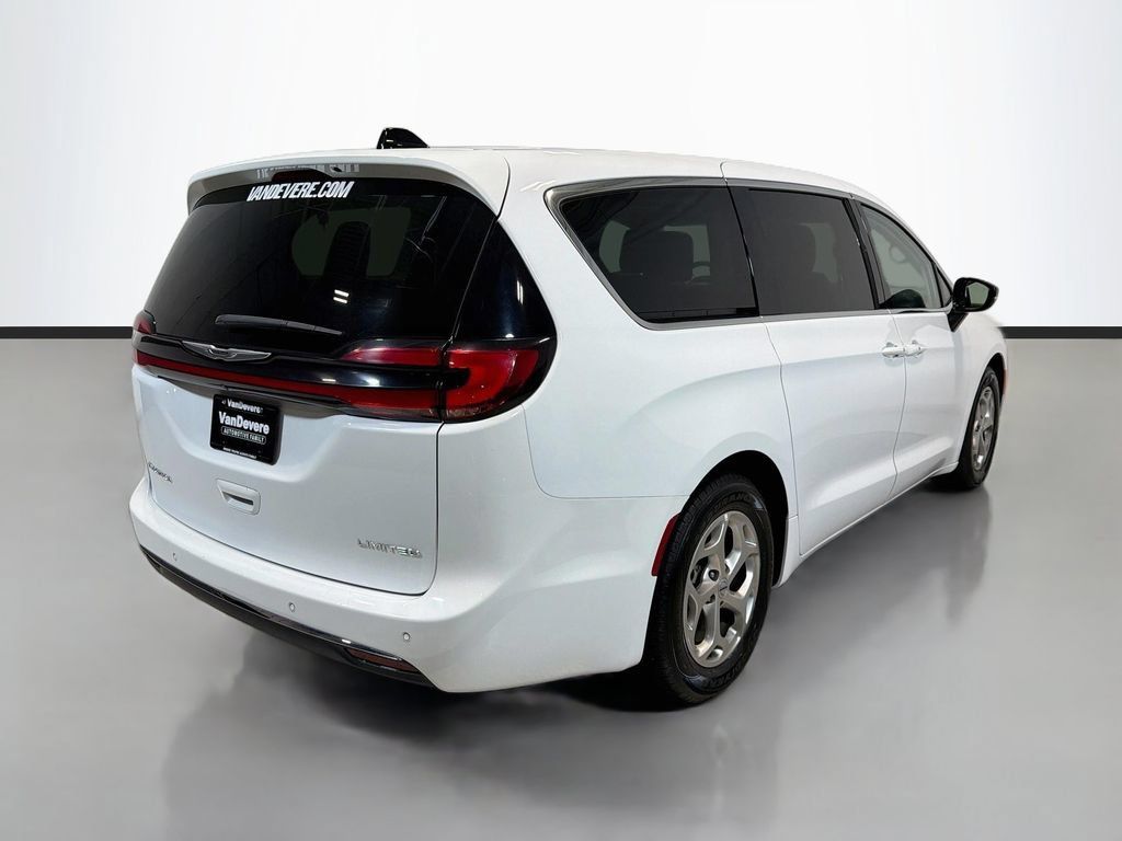 Used 2024 Chrysler Pacifica Limited FWD image 9
