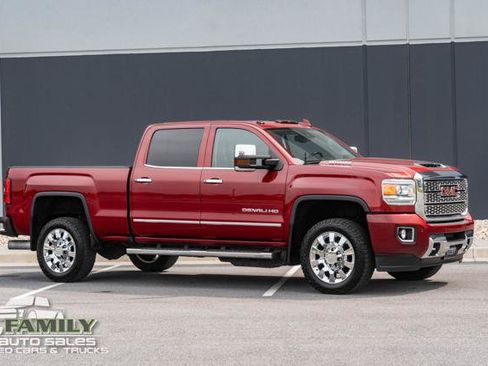 Used 2019 GMC Sierra 2500 Denali w/ Duramax Plus Package AWD/4WD image 12
