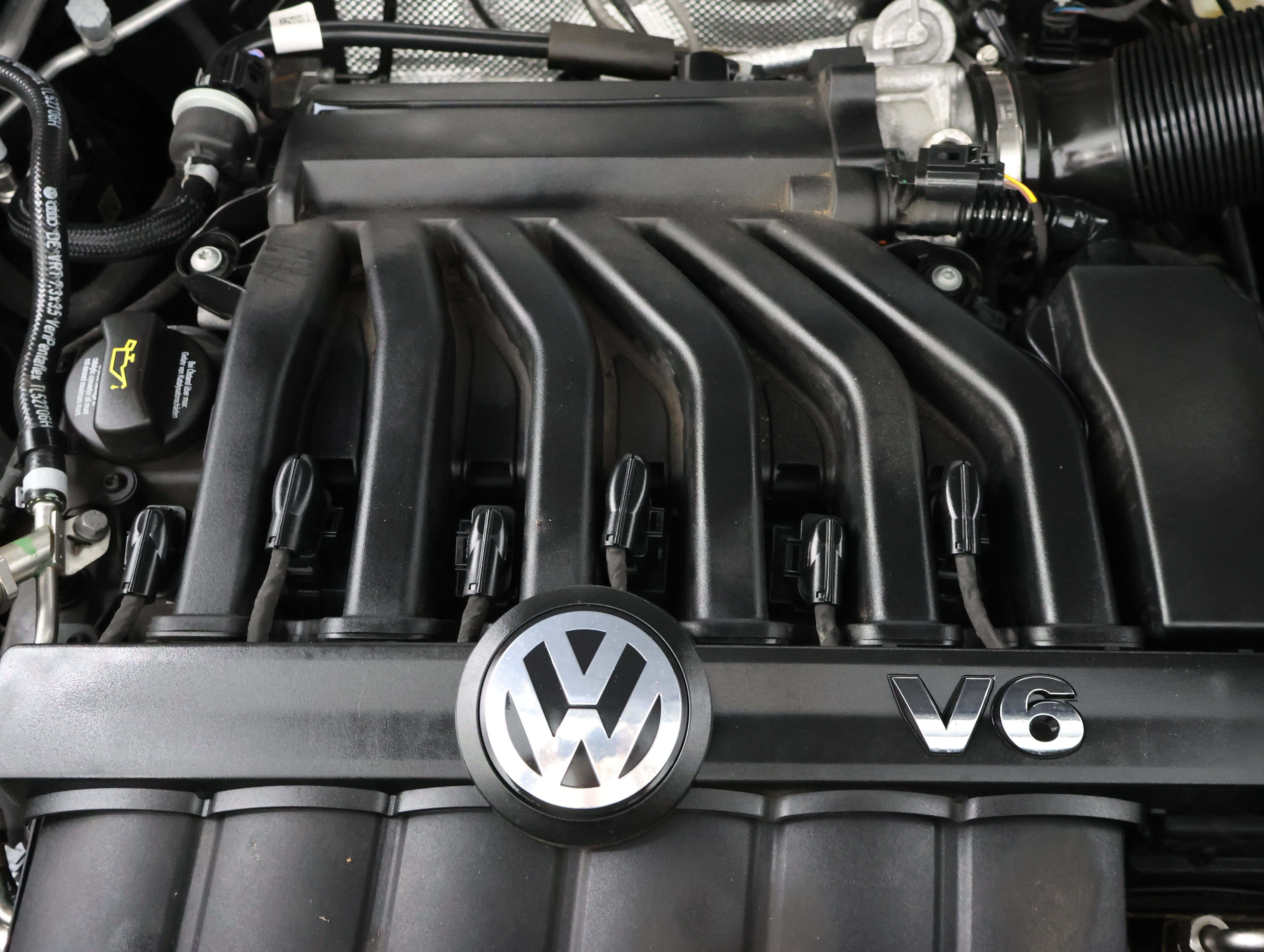 Used 2023 Volkswagen Atlas Cross Sport SEL R-Line AWD/4WD image 21