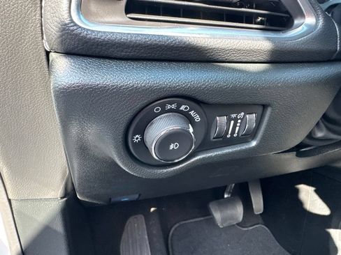 Used 2026 Chrysler Pacifica Limited FWD image 11