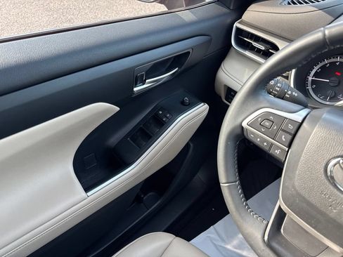 Used 2023 Toyota Highlander XLE FWD image 19